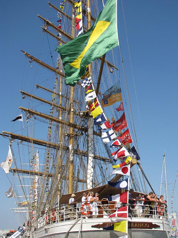 delfsail_vele vlaggen op_Cisne branco.jpg - Kleurrijk plaatje met de vele vlaggen op de Cisne branco.